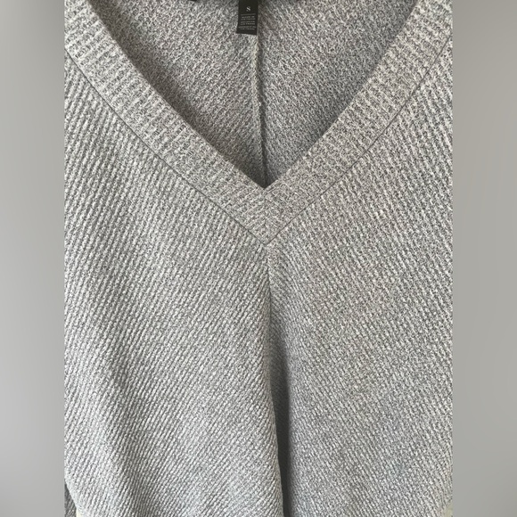 White House Black Market Gray V-Neck Knit Sweater Small Soft Textured Pullover - Picture 6 of 8